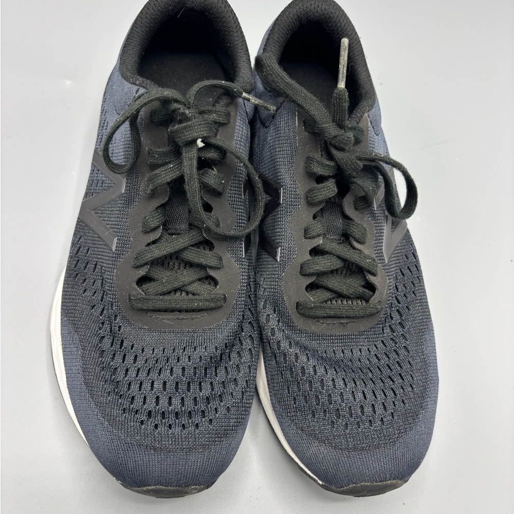 New Balance Black - Navy Blue Athletic Shoes Sleek Performance Design